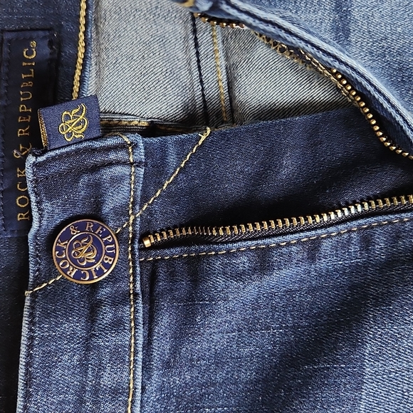 Rock & Republic, 0336, Medium blue wash denim, frayed pockets, Sz 12. - Picture 6 of 14